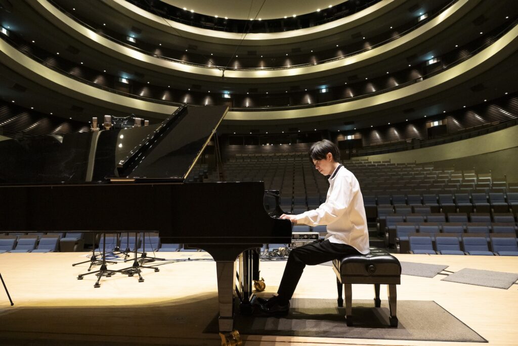 Kento Tsubosaka   小曽根真が“若き天才”と認めるピアニスト　壷阪健登 ソロデビュー作『When I Sing』の眩い耀き