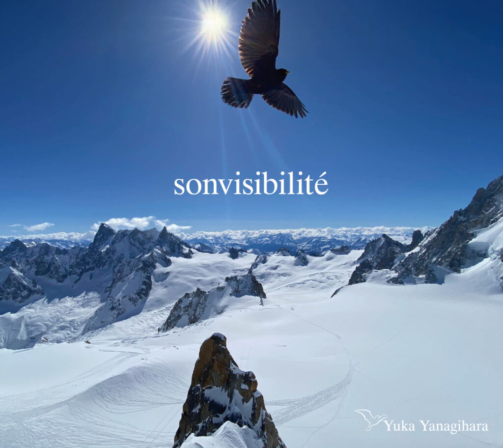 柳原由佳がフランス・シャモニーで録音した初の完全即興ピアノソロアルバム『sonvisibilité』アルプスを飛ぶ黄嘴烏の奇跡のジャケット写真が象徴する柳原の力強さと世界への飛躍
