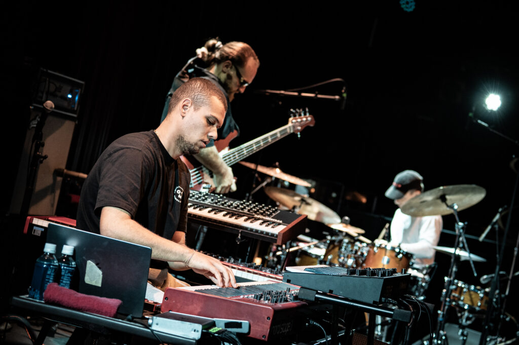 ベルリンから東京へ── ヨーロッパを席巻するモーゼズ・ユーフィー・トリオ　初来日公演の熱狂【10月22日】