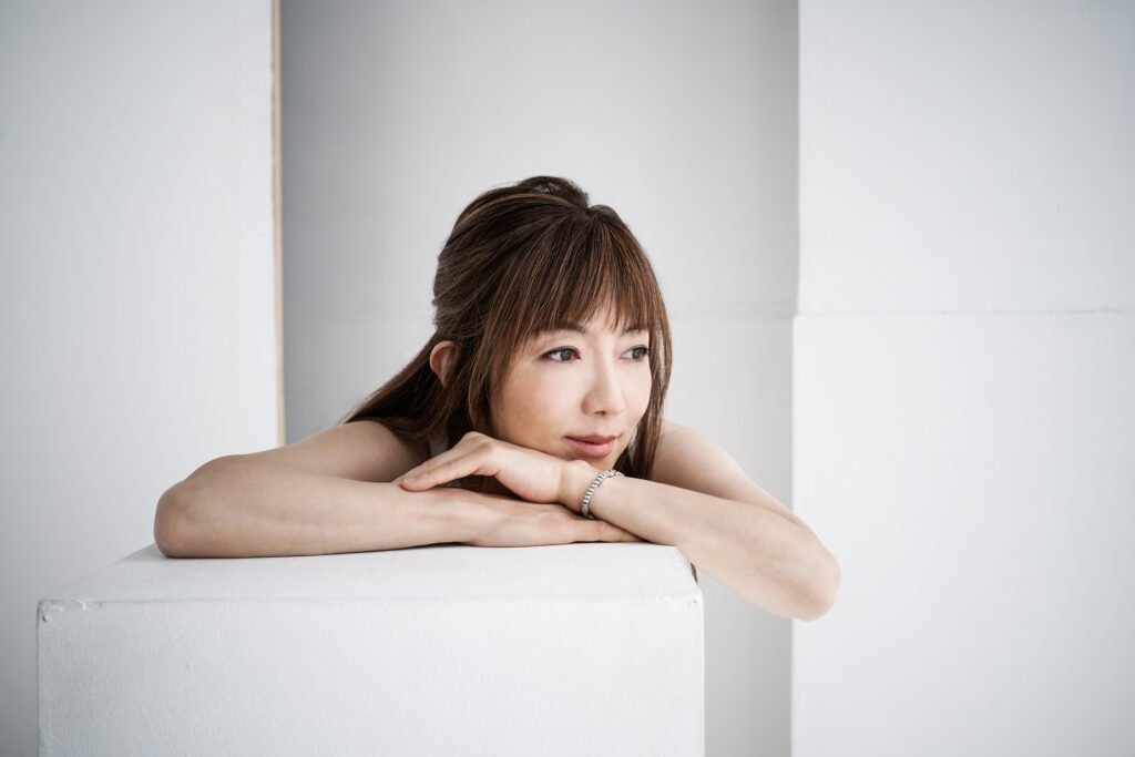 CHIHIRO YAMANAKAジョビン音楽の光と影 20周年記念作品『Ooh-La-La』に刻まれた“生来のピアニスト”山中千尋の現在